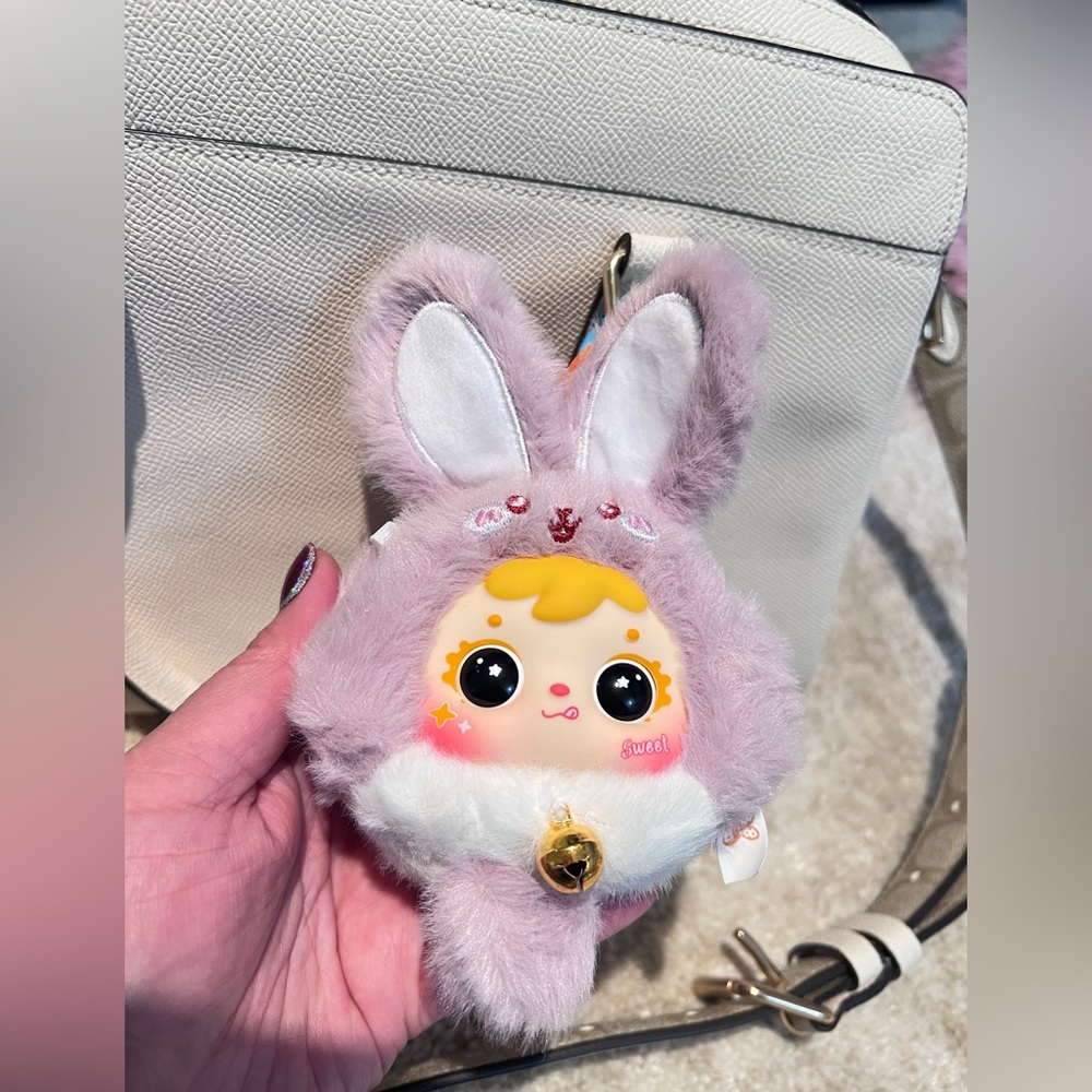 <Authentic> White Handbag with Purple Bunny Keychain